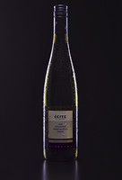 Due cover bottle of wine